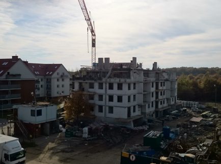 05. Budynek nr 4 - ul. Augustowska 74-78 -widok z ul. Augustowskiej 91-październik 2014 r.