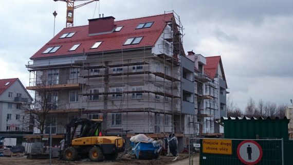 11. Budynek nr 4 - ul. Augustowska 74-78 -widok 2 z ul. Augustowskiej luty 2015 r.