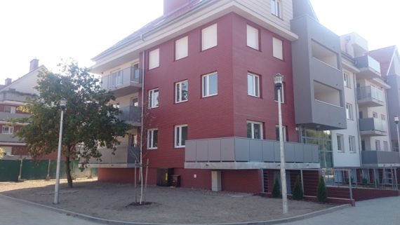 19. Budynek nr 4 - Augustowska 74-78 Widok 2 od ul. Augustowskiej październik 2015 r.