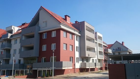 20. Budynek nr 4 - Augustowska 74-78 Widok 2 od ul. Augustowskiej Reszelskiej październik 2015 r.